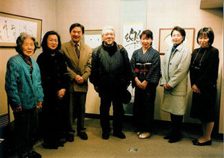 東京銀座書展に訪れた俳優の梅津栄氏を囲んで。